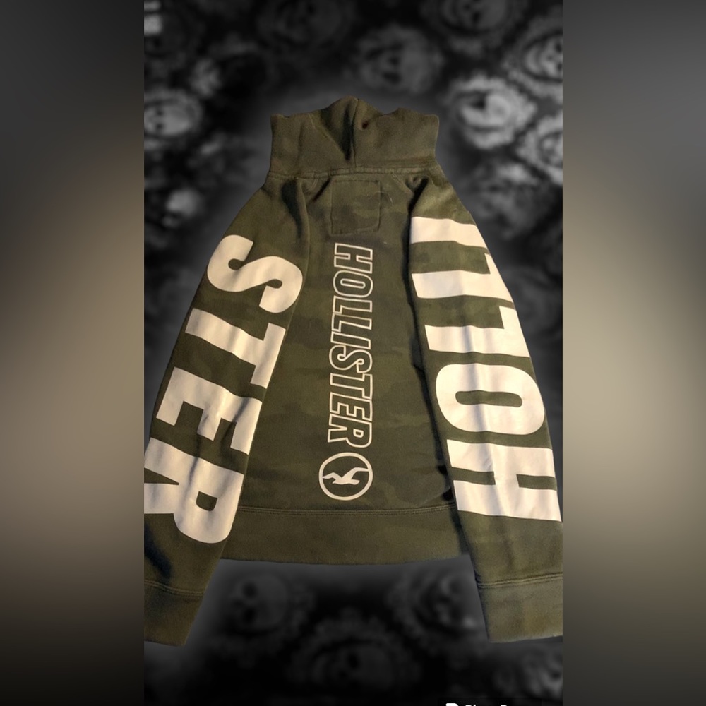 HOLLISTER SMALL camo printed hooded pull over branded in white along sleeves!